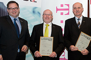 Siegerurkunde aus den Händen von Christian Rupp, Plattform Digitales Österreich (li.), für Signot Keldorfer und Leopold Gallner, ekey biometric systems.